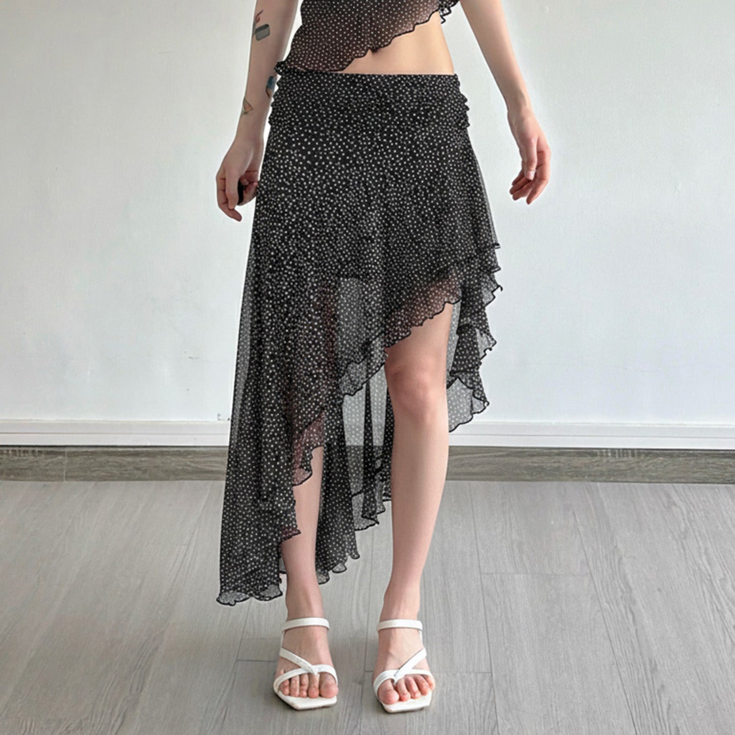 Asymmetrisk Volangkjol med Transparenta Detaljer - Starlit
