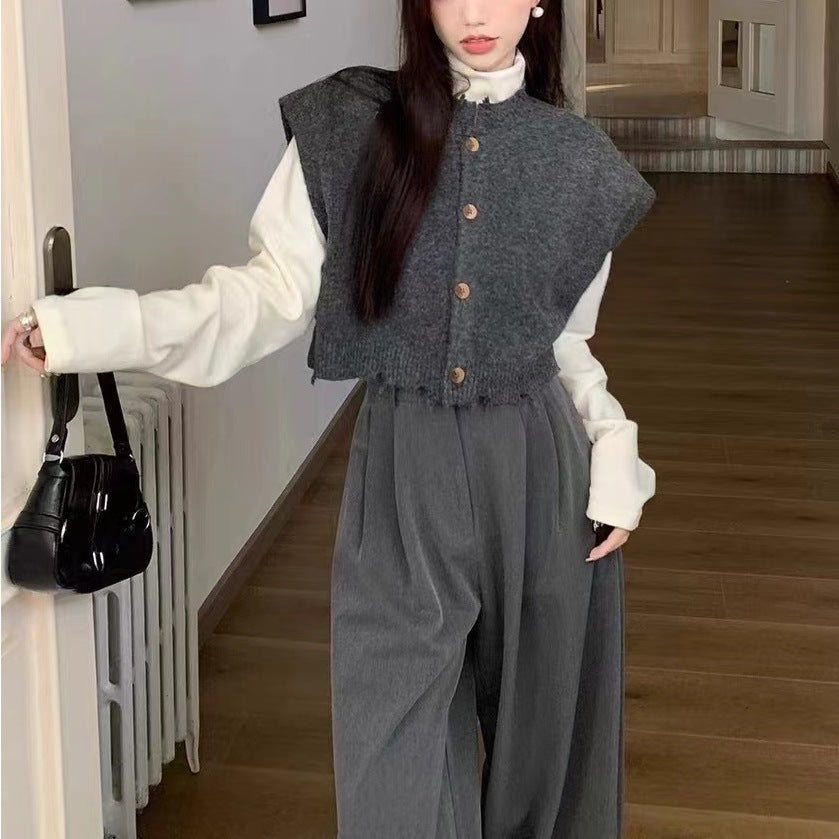 Chic cropped strikjakke med slids og træknapdetaljer