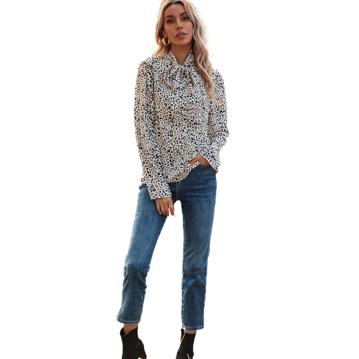 Feminine Bluse med Flæser og Elegant Dyreprint