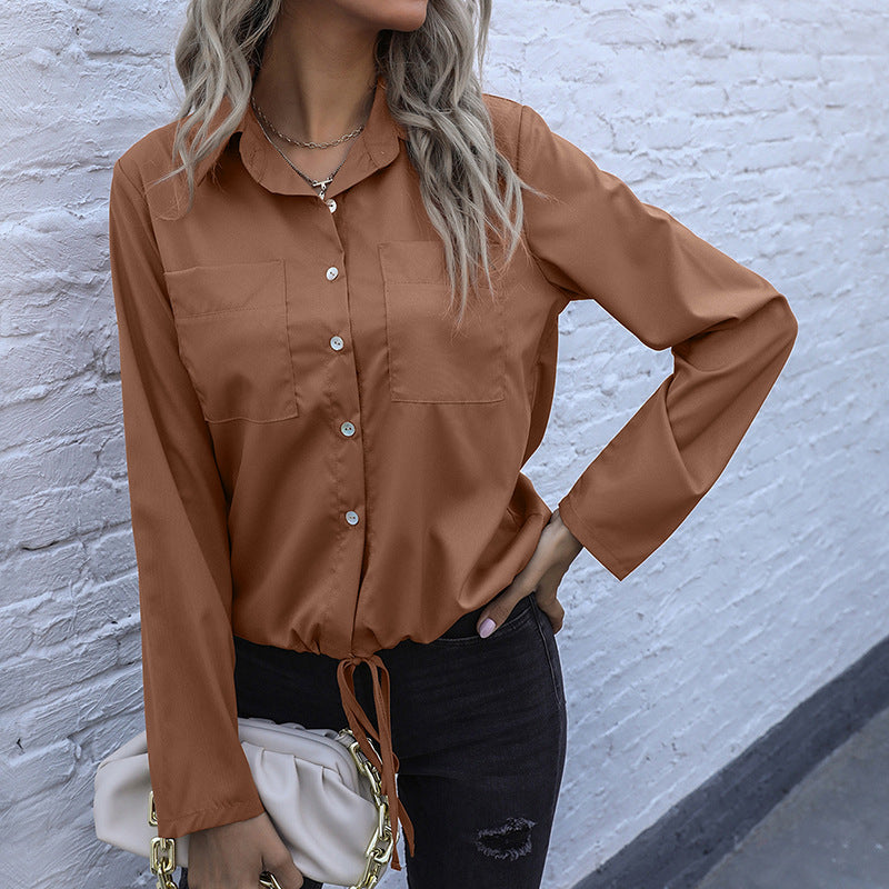 Moderne Bluse med Forkortet Front og Unikke Detaljer