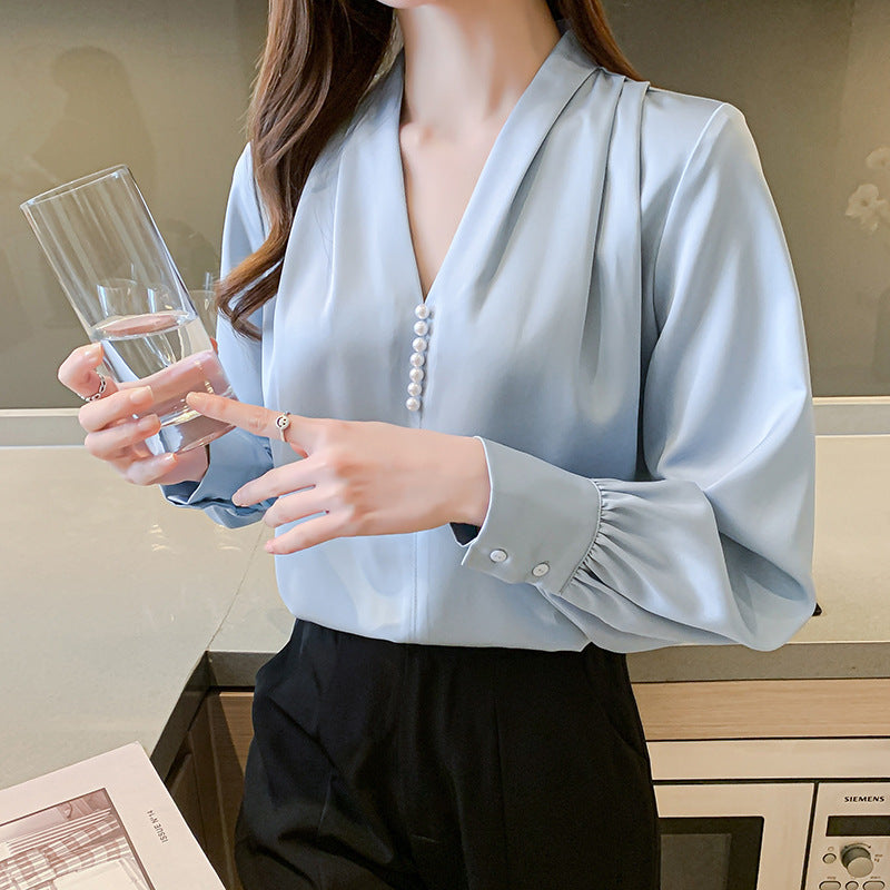 Feminine Bluse med Flæser og Perleknapper