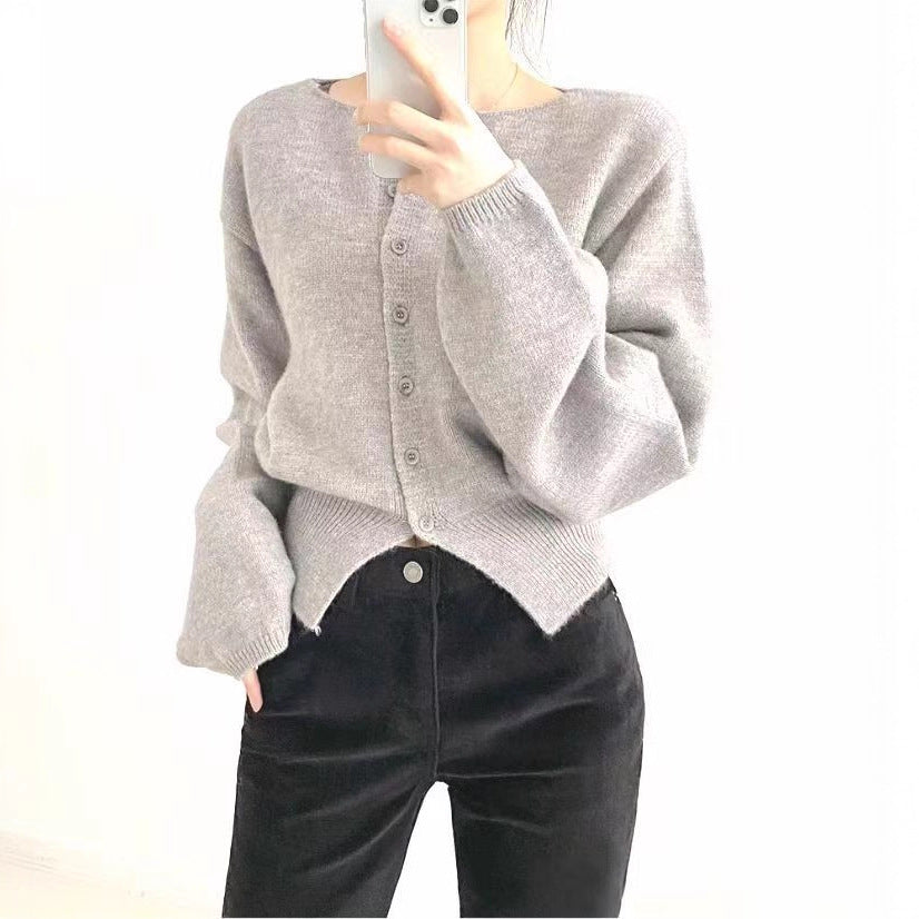 Kraftfuld Crop-Pullover med Knapdetaljer og Oversize Ærmer