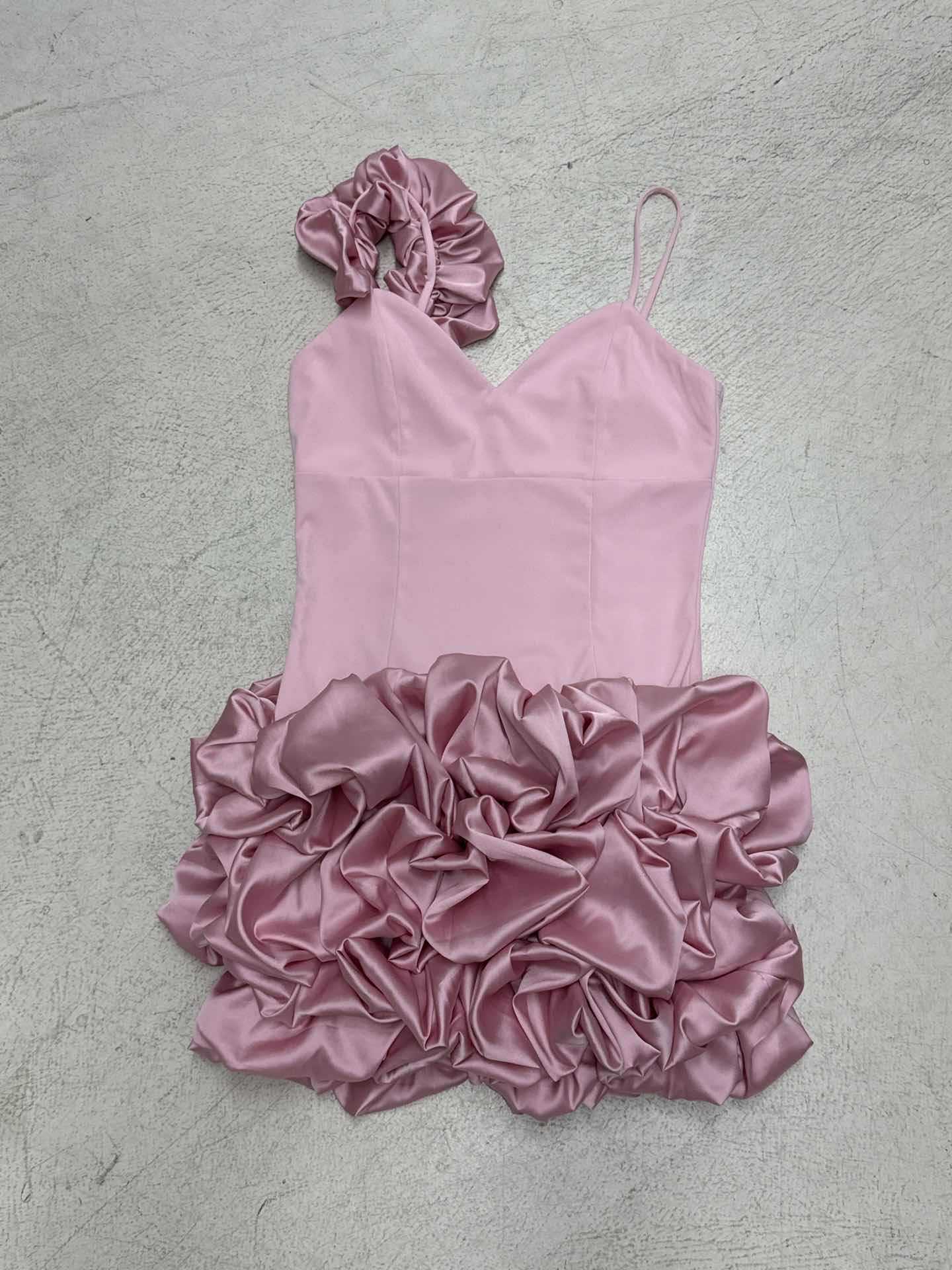 Fascinerande Minikjol med voluminösa detaljer och off-shoulder-design