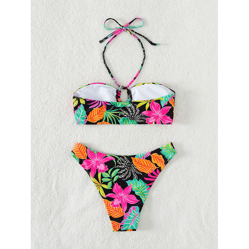 Blommig Bandeau-Bikini för en Trendig Sommar