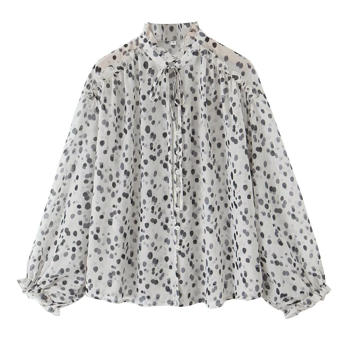 Feminin blus med halv krage och lätta ärmar