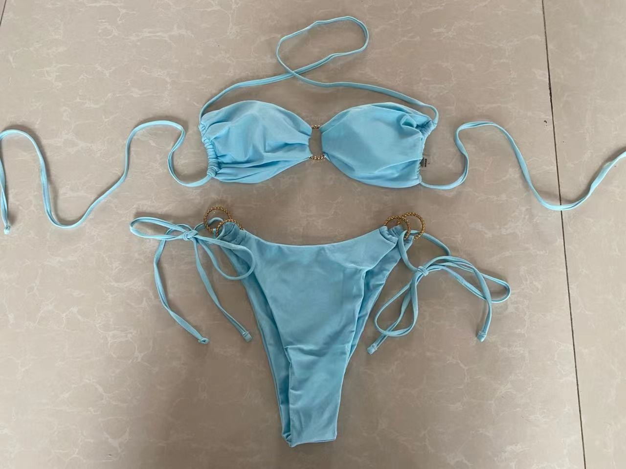 Eleganta Bandeau-Bikini med Guldiga Detaljer