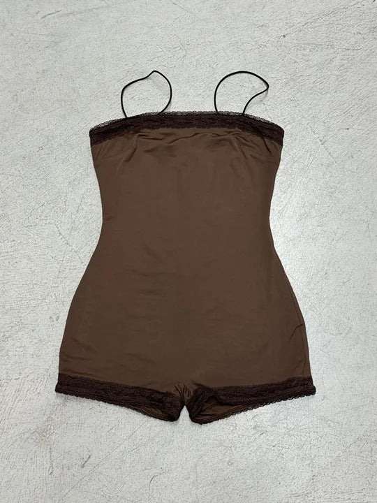 Sofistikerad ärmlös bodysuit med spetsdetaljer
