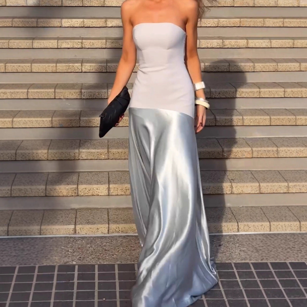 Elegant Kvällsklänning med Glamourös Drapp och Stil
