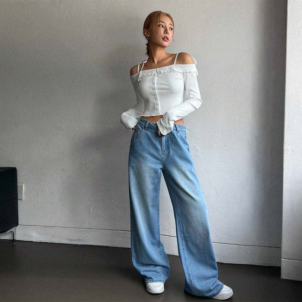 Stilfuld cropped bluse med off-shoulder og volanger