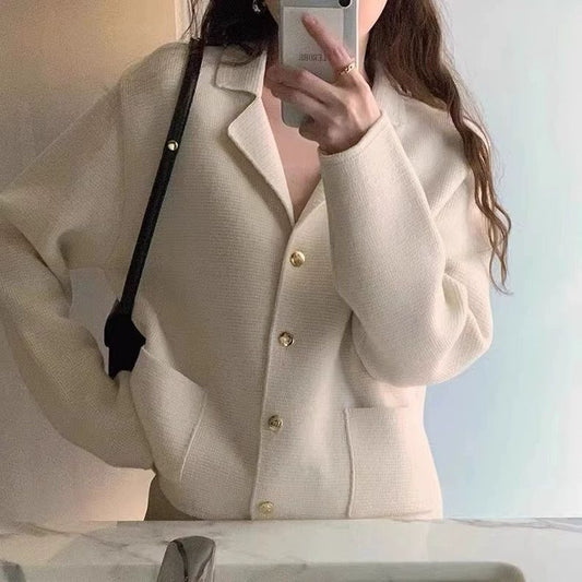 Chic Boucléjacka med Gyllene Detaljer för Modemedvetna Kvinnor