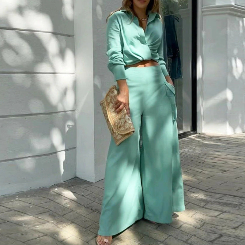 Sofistikeret omslags jumpsuit med lange ærmer og bælte