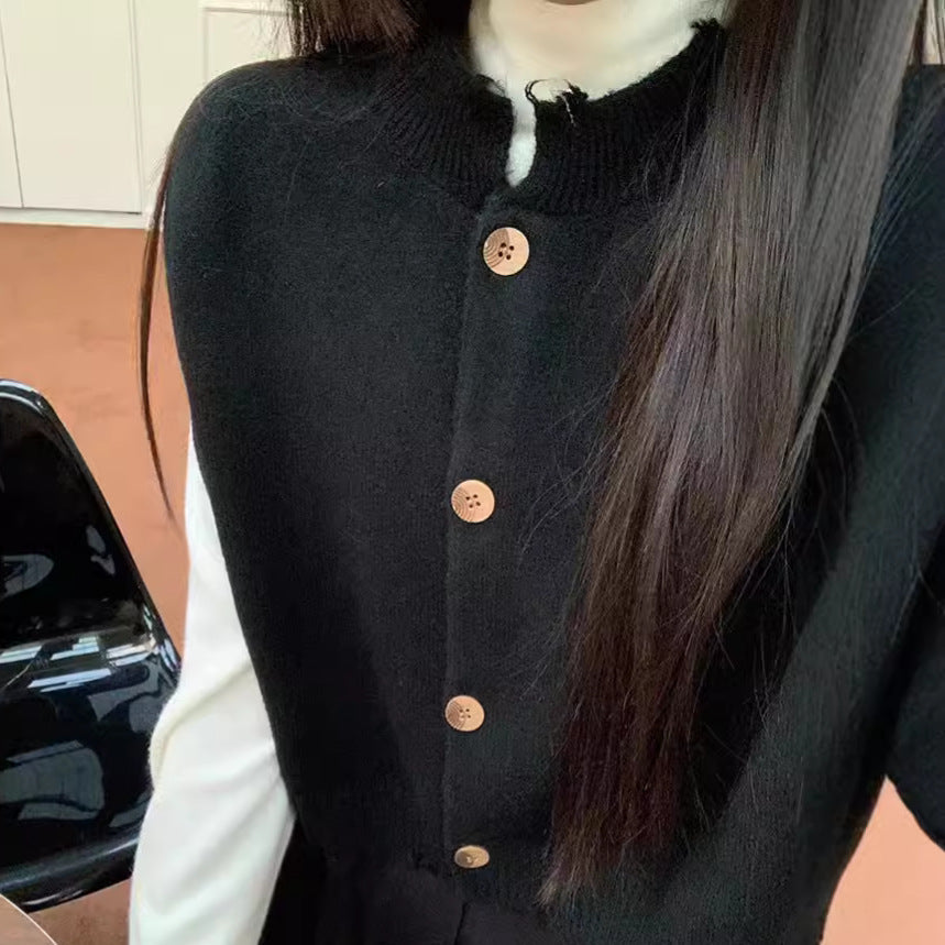 Chic cropped strikjakke med slids og træknapdetaljer