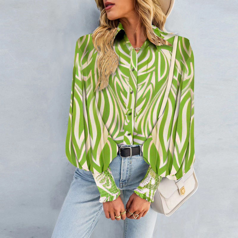 Feminin blus med voluminösa ärmar och unik design