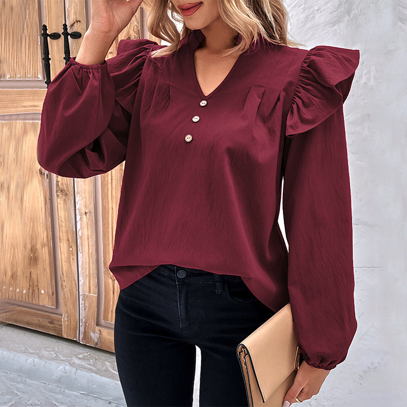 Feminine Bluse med Flatterærmer og Knapdetaljer