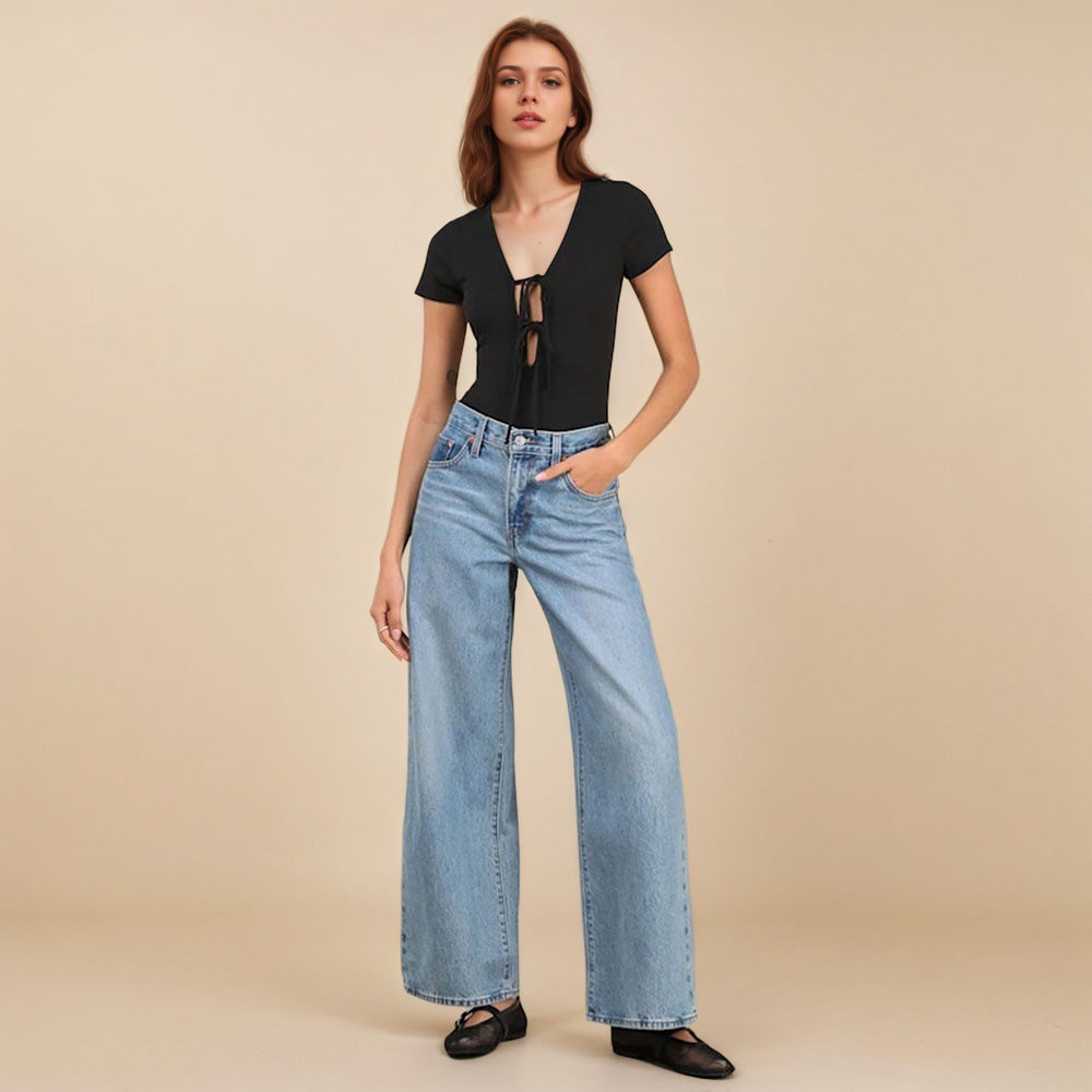 Elegant bodysuit med V-udskæring og justerbare detaljer