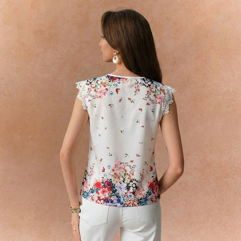 Elegant blus med blommigt tryck och spetsdetaljer
