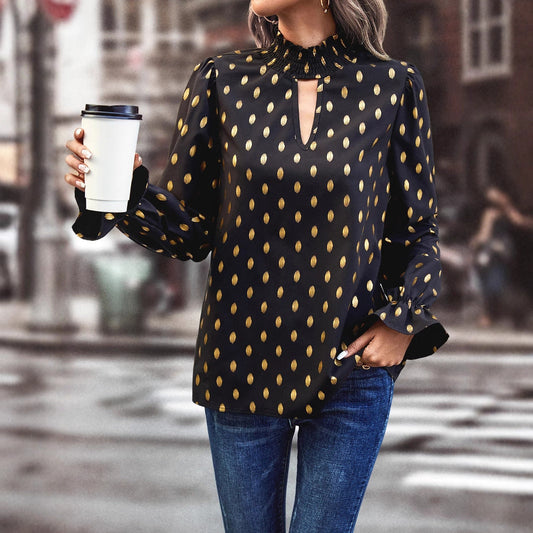 Feminin blus med moderna detaljer och glittrande inslag
