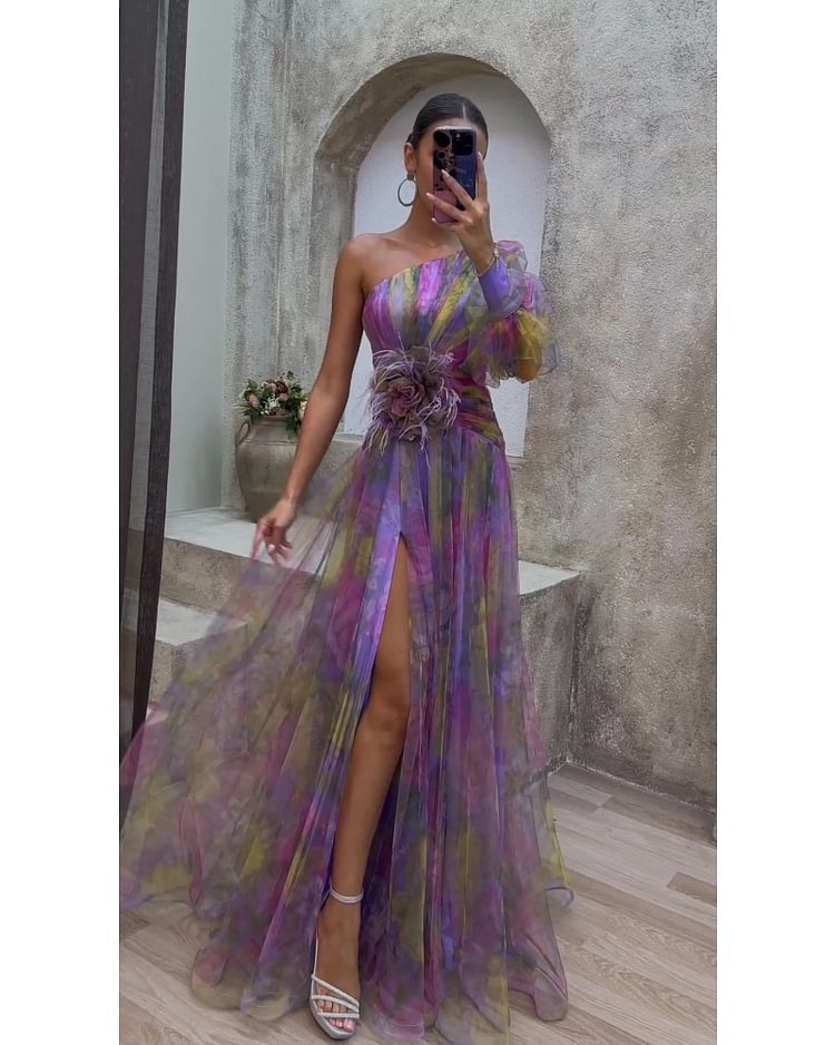 Stilfullt Aftonklänning med Asymmetrisk Silhuett och Blomsterinspiration