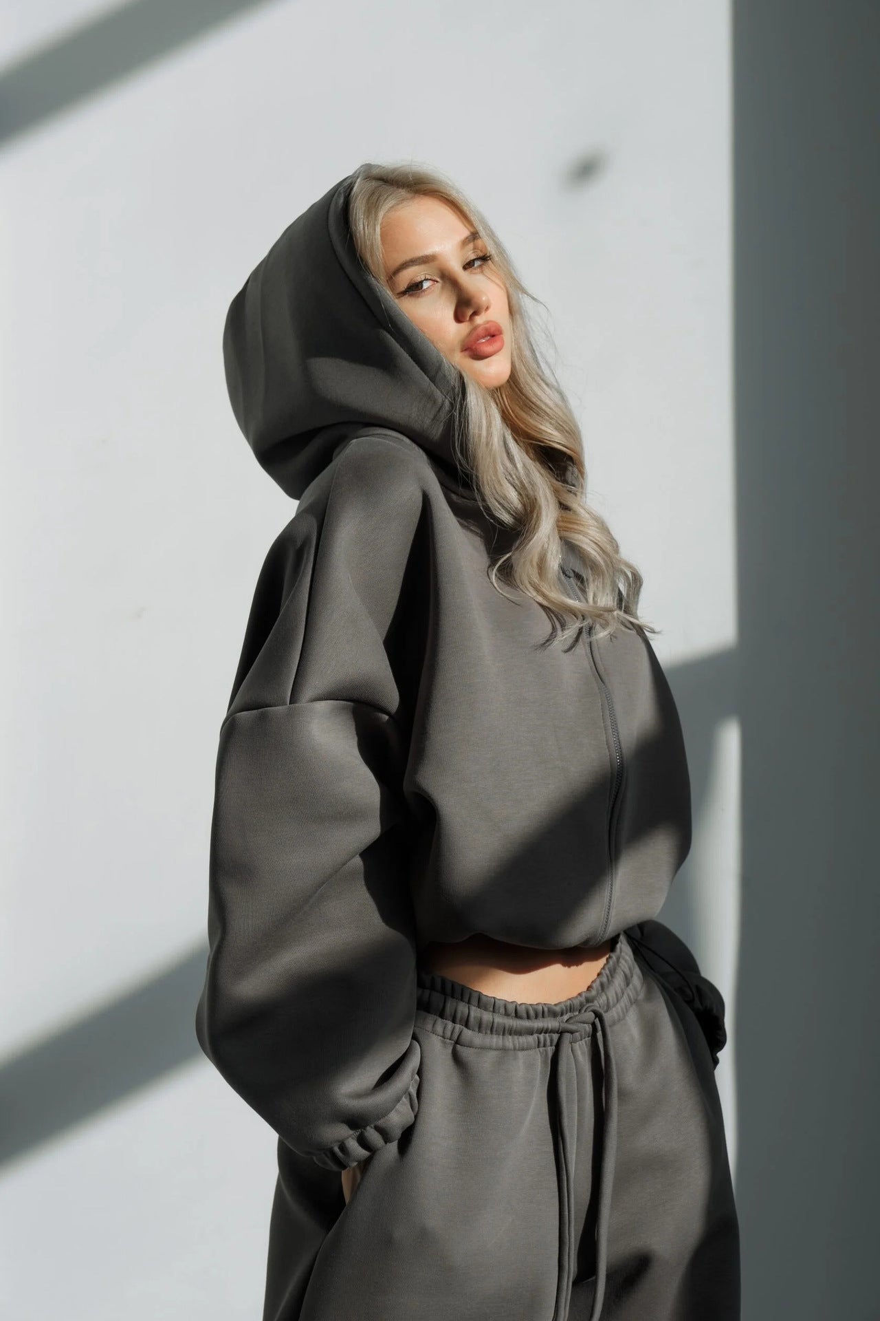 Stilfuld cropped Hoodie og afslappede Joggingbukser Sæt