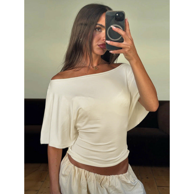 Asymmetrisk Cropped Topp med Flödande Ärmar och Eleganta Linjer
