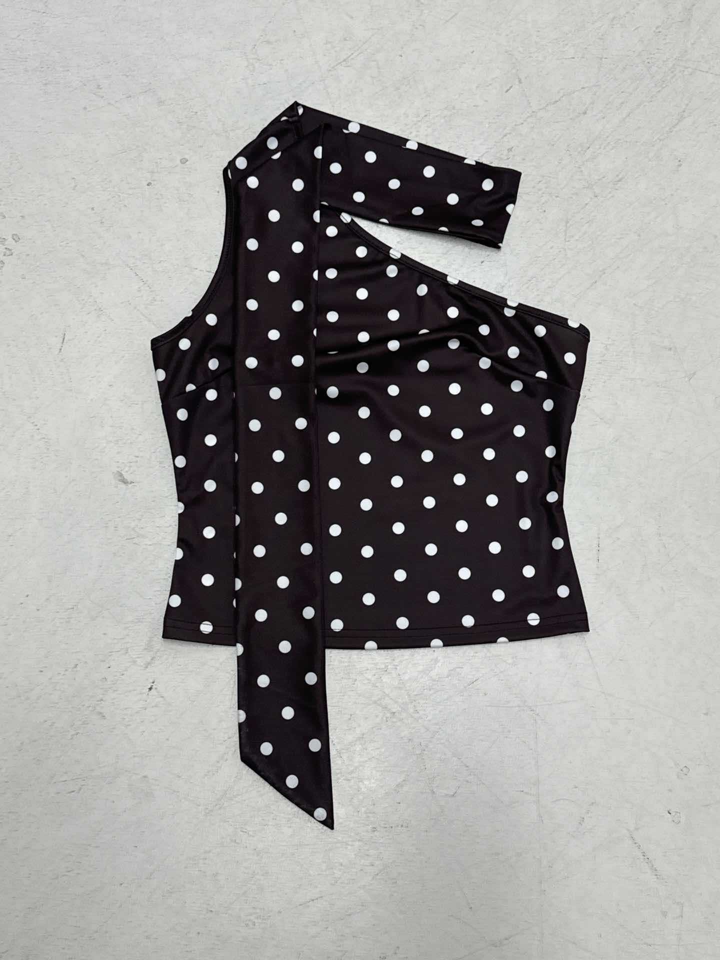 Asymmetrisk Blus med Rynkdetaljer och Prickigt Mönster