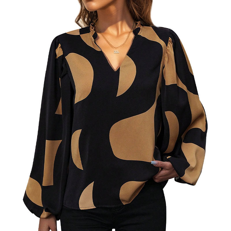 Modern blus med geometriska motiv och lös silhuett