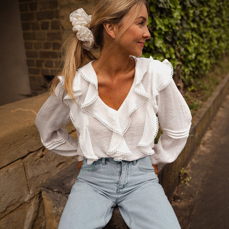 Feminine Bluse med Flæser og V-udskæring
