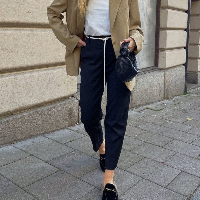 Stilrena kostymbyxor med hög midja och trendigt bälte