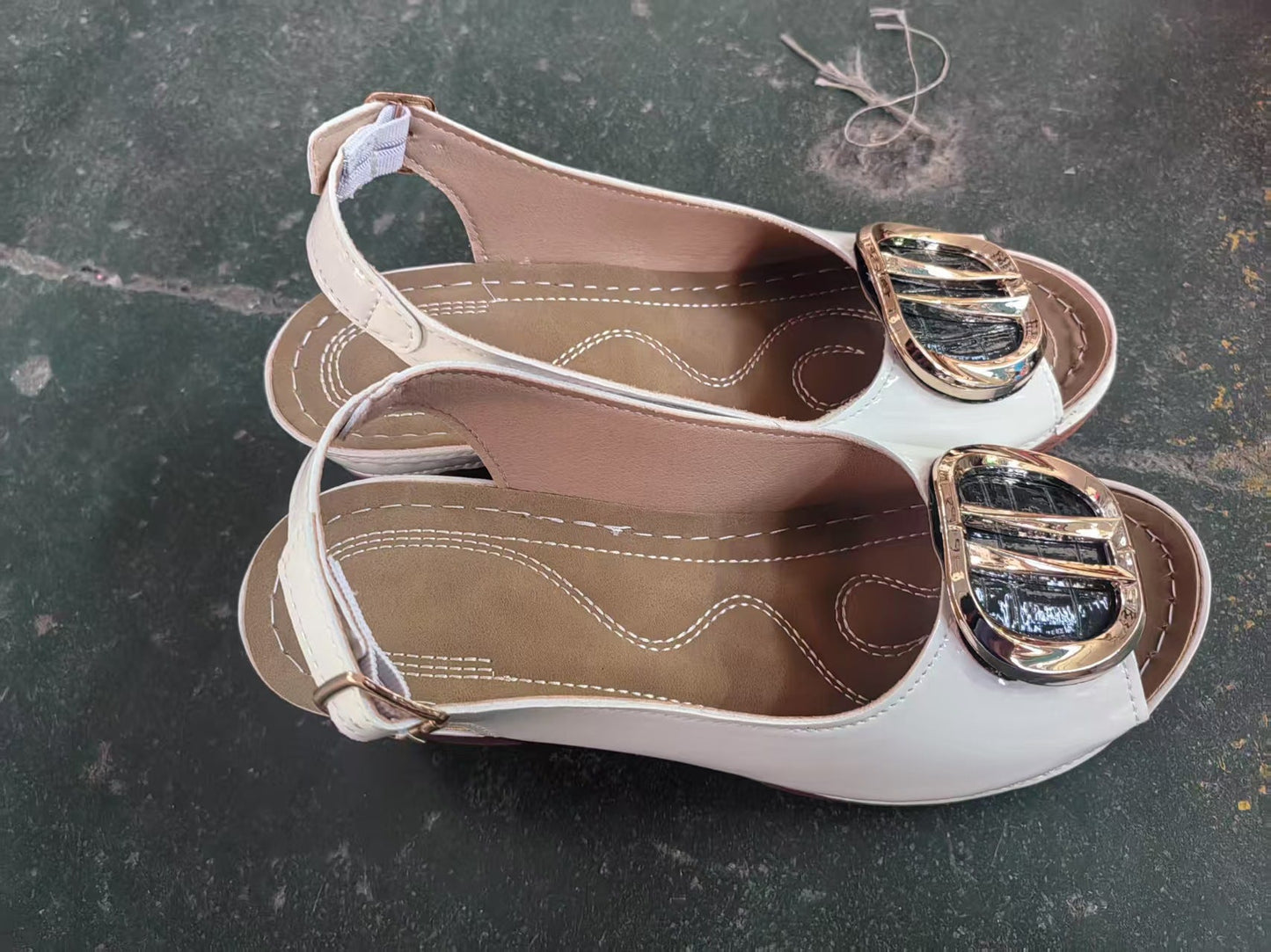 Eleganta Sling-Pumps för Damer med Stilfull Klack och Spänne