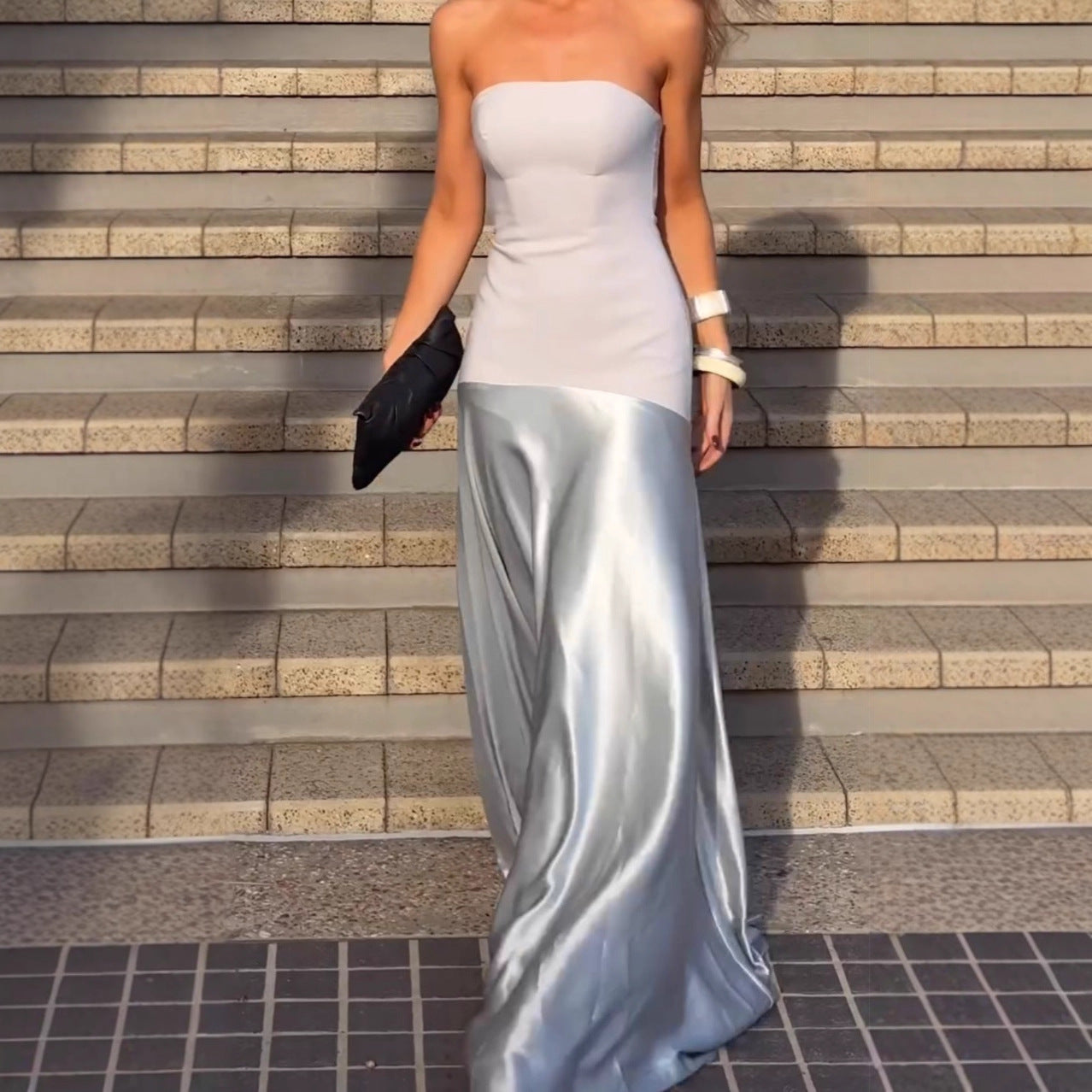 Elegant Kvällsklänning med Glamourös Drapp och Stil