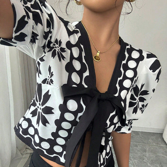 Feminine blus med blommönster och banddetalj