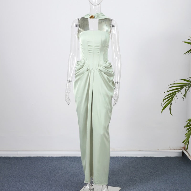 Chic Aftonklänning med Asymmetrisk Design och Elegant Drapering