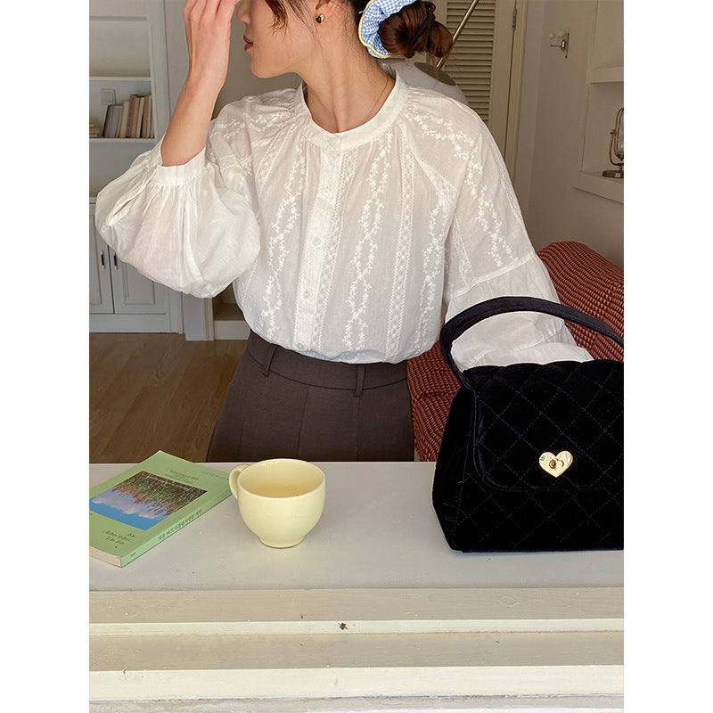 Elegant blus med puffärmar och delikat broderi