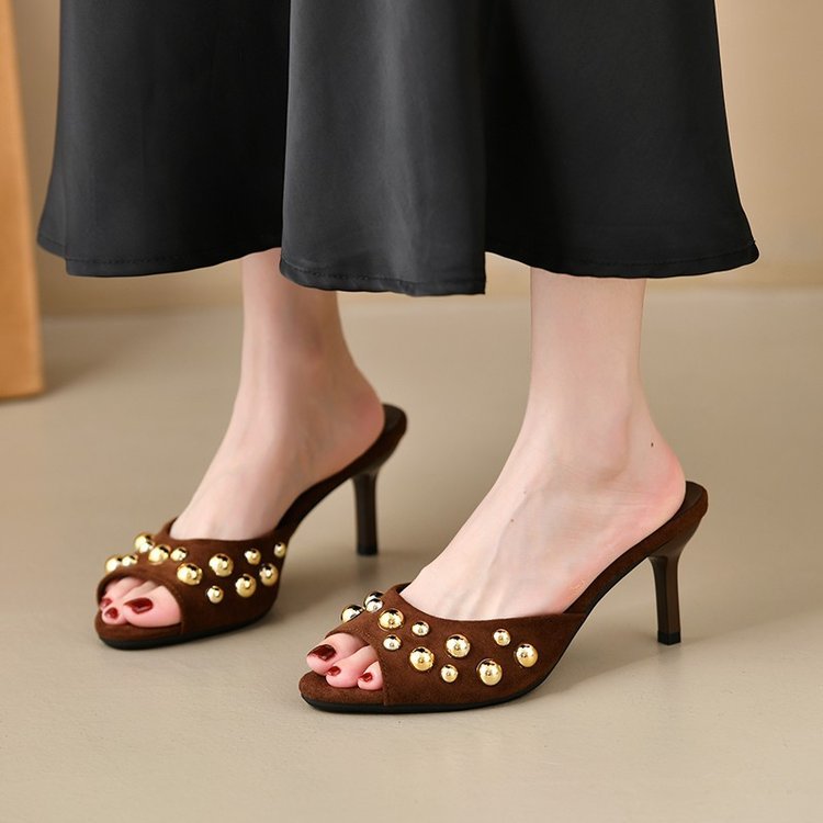 Stilrena Klacksandaler med Eleganta Pärldetaljer