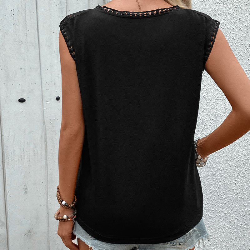 Feminint top med detaljer i blonder og rund hals