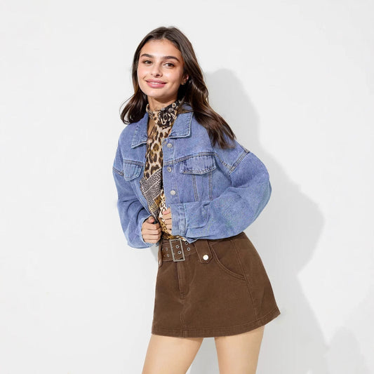 Moderne cropped Denimjakke med trendy ærmer og knapdetaljer