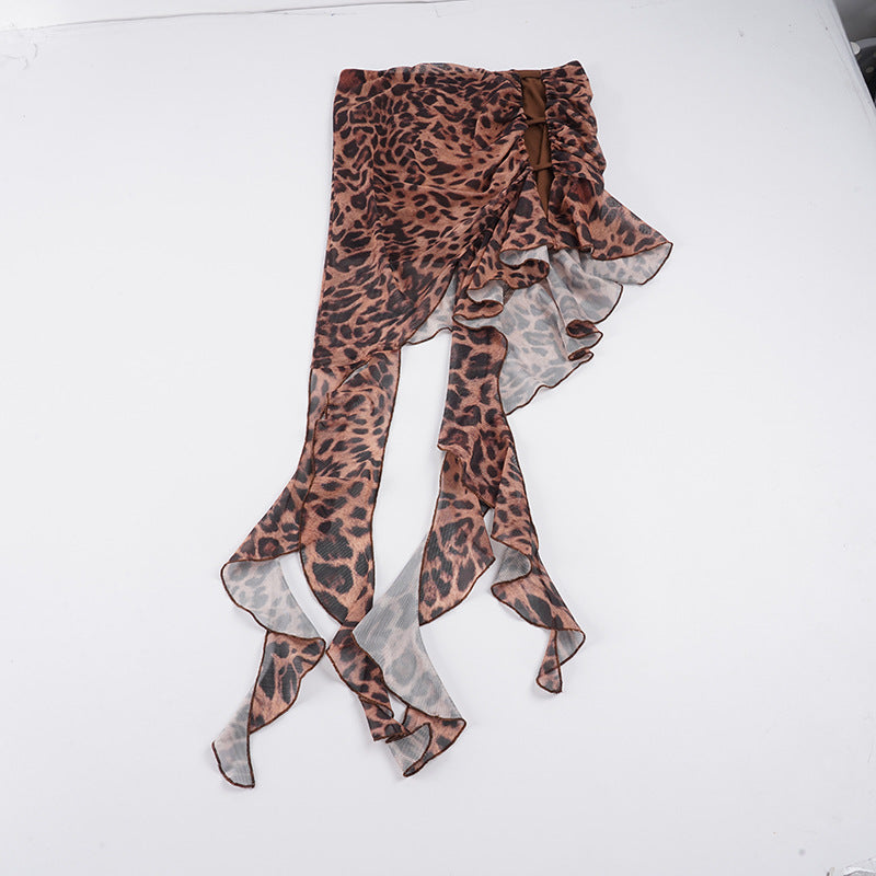 Fängande asymmetrisk ryggsäck i leopardmönster med volangdetaljer