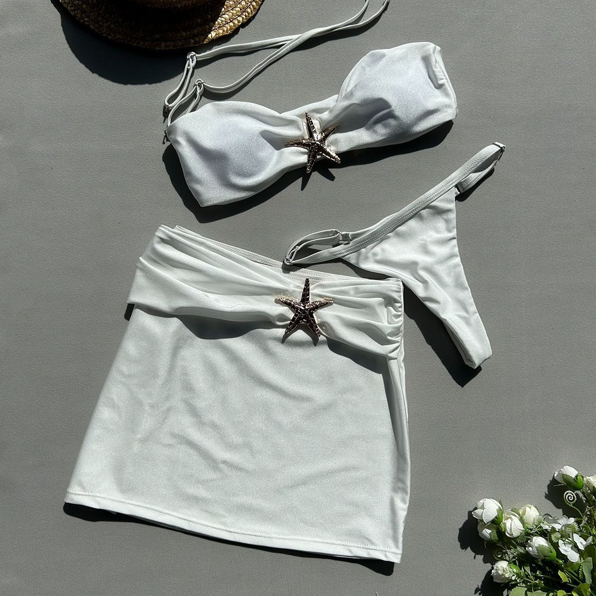 Feminint Bandeau-Bikini-Set med Chic Volang och Stilren Kjol