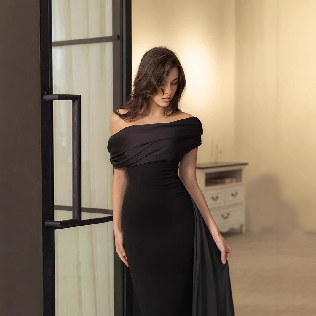 Fascinerande kvällsklänning med off-shoulder-design och skräddarsydd passform