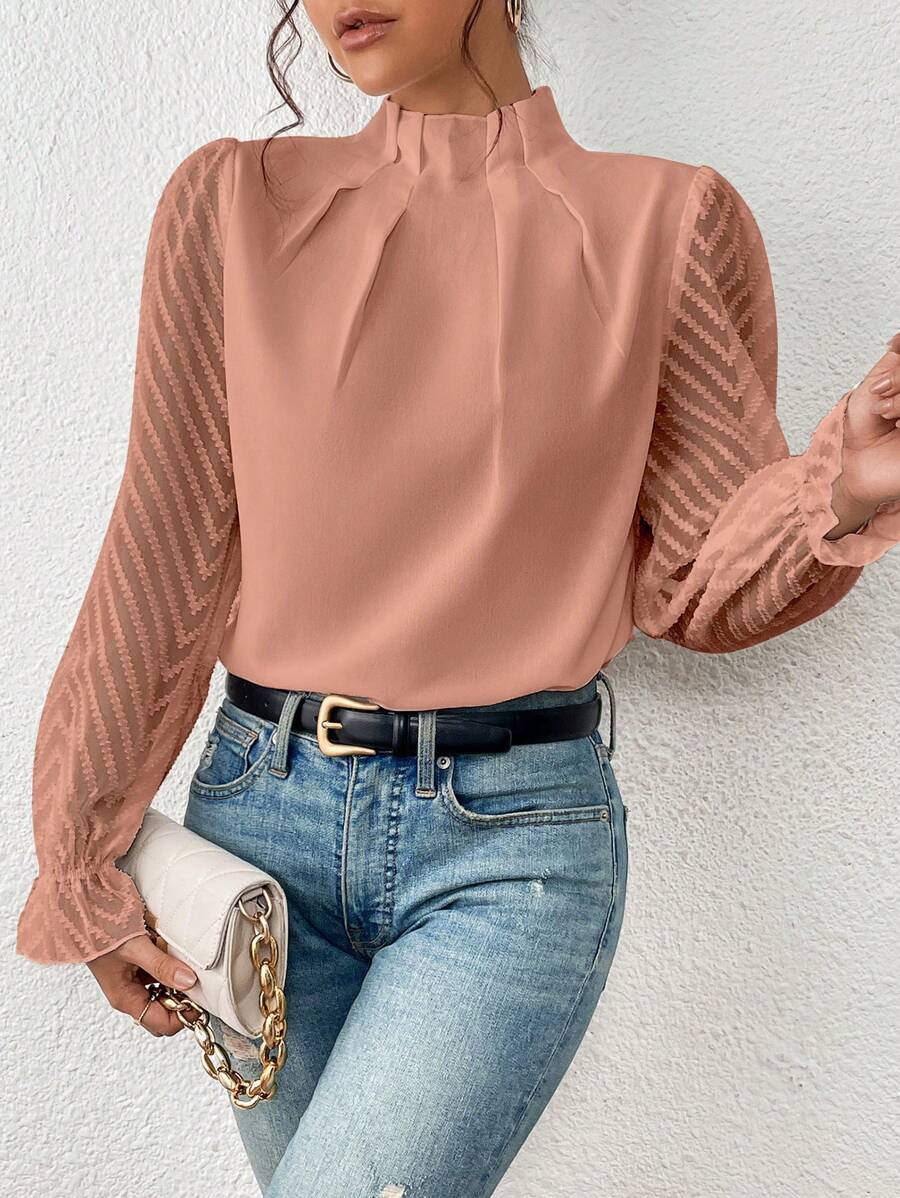 Sofistikerad blus med hög krage och transparenta detaljer