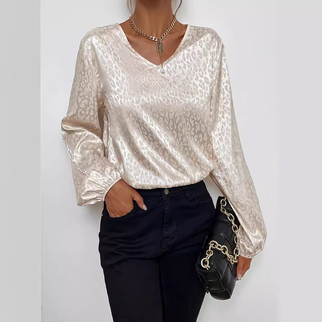 Moderne Bluse med V-Udskæring og Unikt Design