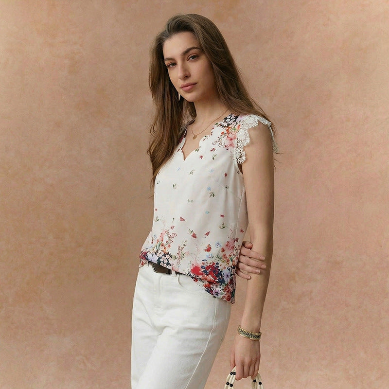 Elegant blus med blommigt tryck och spetsdetaljer