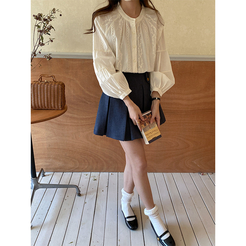 Elegant blus med puffärmar och delikat broderi