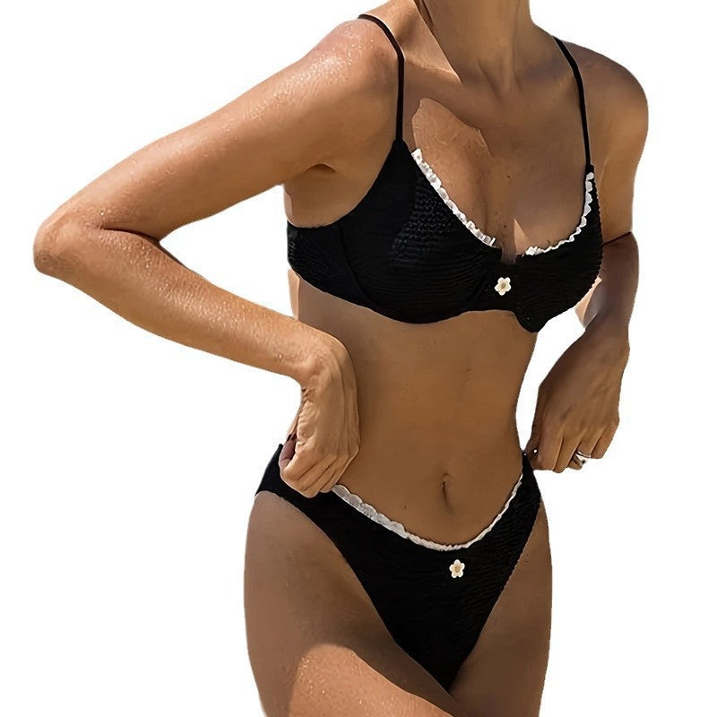 Elegant Bikiniset för Damer med Fina Volanger och Blomdetalj