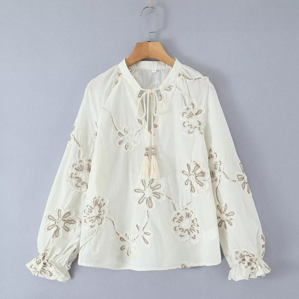Feminin Blus med Elegant Broderi och Rynkor