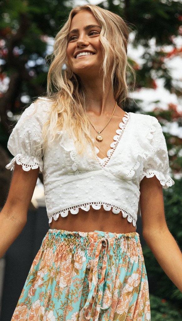 Feminine crop top med blomdesign och spetsdetaljer