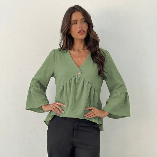 Elegant blus med vida ärmar och knappdetaljer