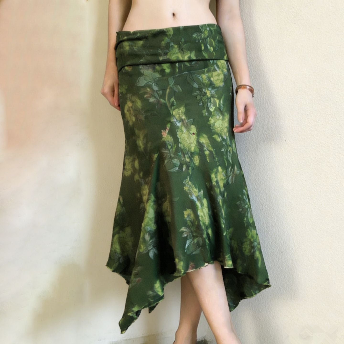 Asymmetrisk Wrapkjol med Blommönster och Stretchmidja