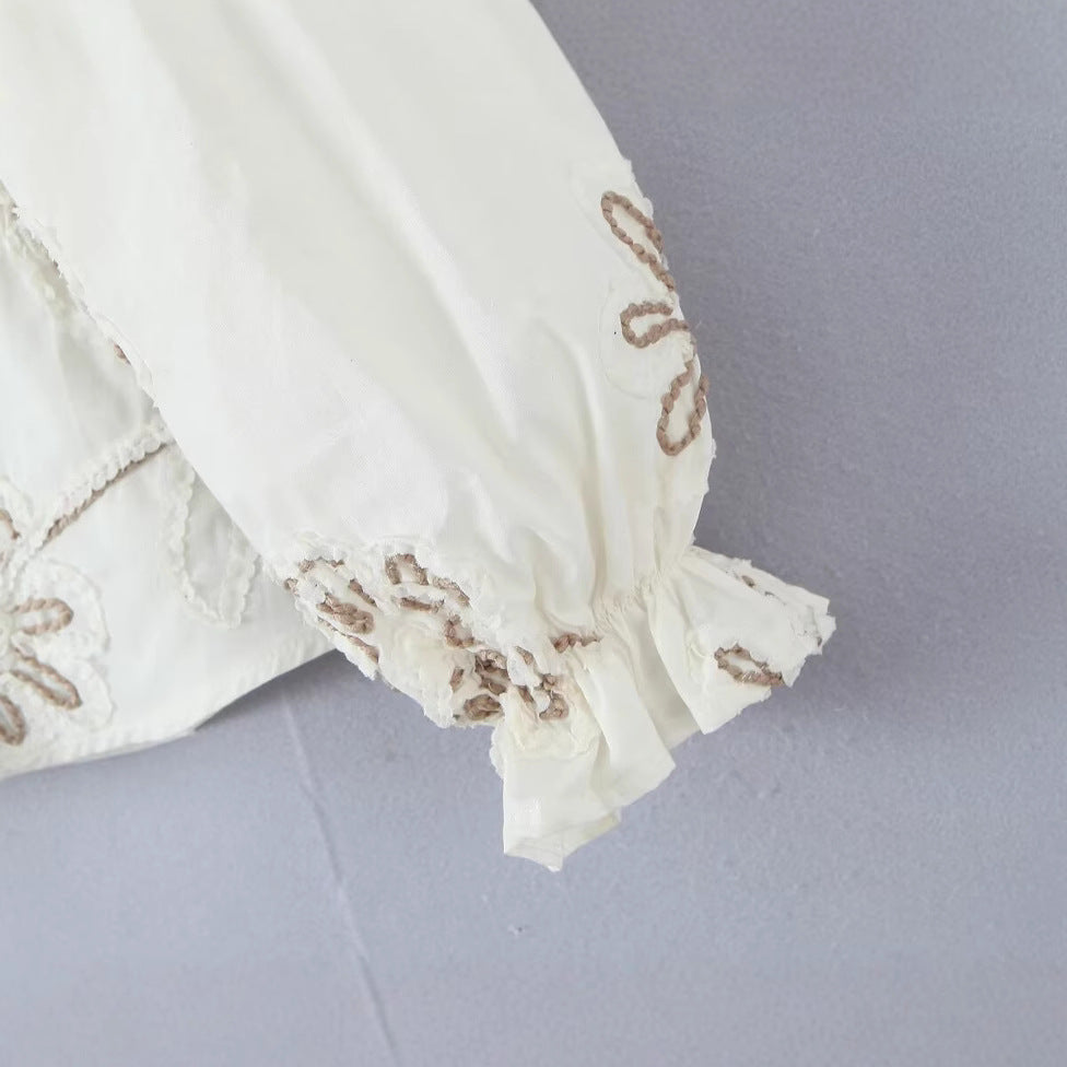 Feminin Blus med Elegant Broderi och Rynkor