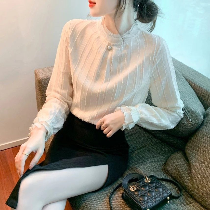Feminine Bluse med Struktureret Design og Flatterende Detaljer